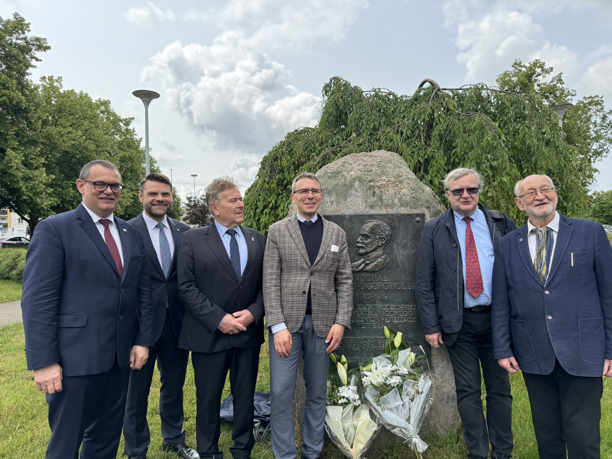 Delegacja WIEiK podczas odsłonięcia kamienia milowego IEEE w Szczecinie
